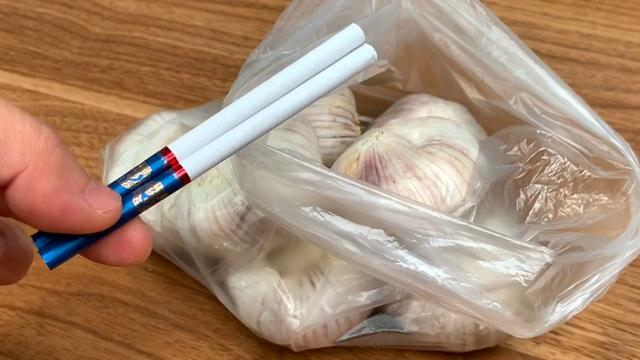 原来大蒜这样保存,不发芽不干瘪,方法太简单了,又学会了一招