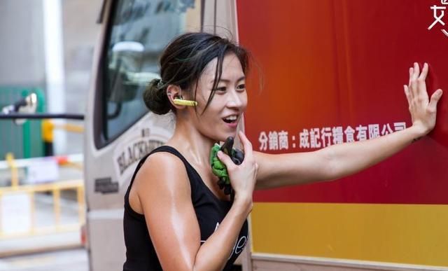 从一夜爆红到嫁入豪门,香港"最美搬运工"朱芊佩,后来怎样了