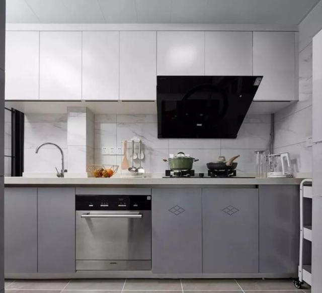 厨房也是用简约的灰白色去做装饰,加上墙面的白色瓷砖和橱柜门的搭配