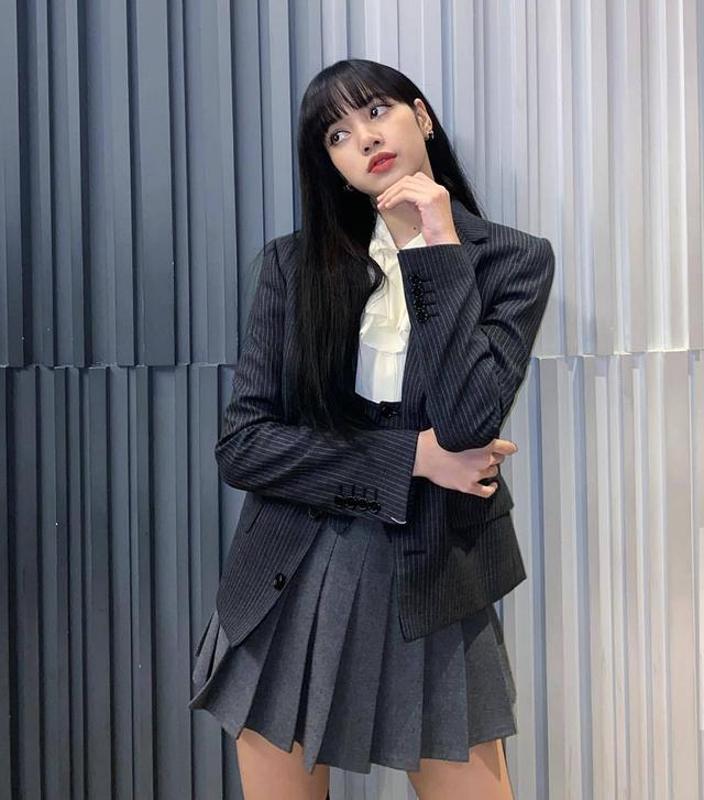 lisa挑战过膝袜166穿出170的比例这腿p都不敢这样p