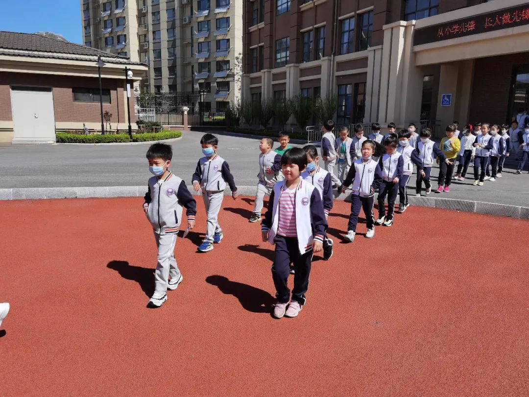 御龙山学校演练大课间活动