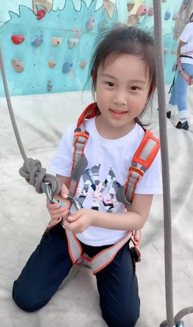 李小璐带女儿中秋玩"徒手攀岩,6岁甜馨近照越长越像贾乃亮