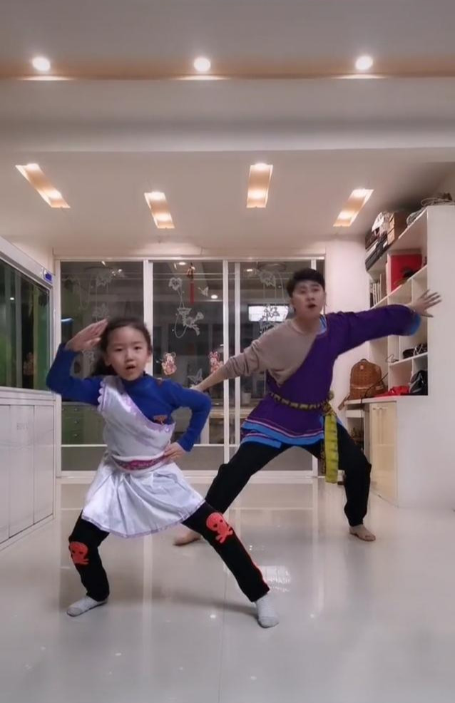 朱星澎妻子闫晶贻同样也是二人转演员,两人在舞台上是搭档,所以女儿也