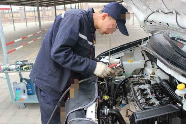 用全合成机油就敢1万公里换一次？维修工：穷人思维真可笑