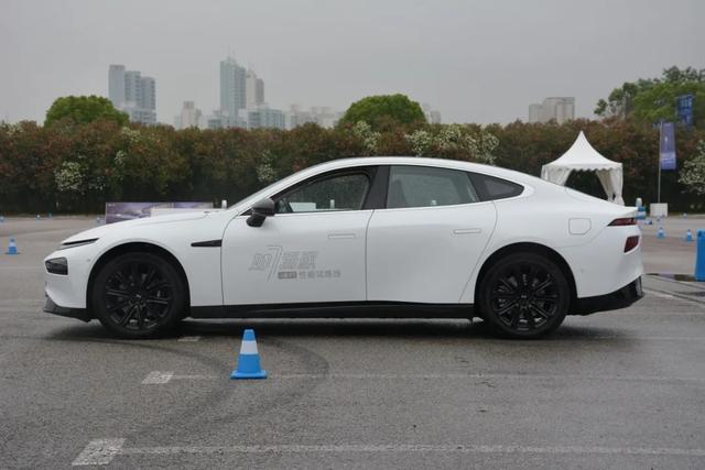小鹏P7评测:Model 3的价格,Model S的产品力?