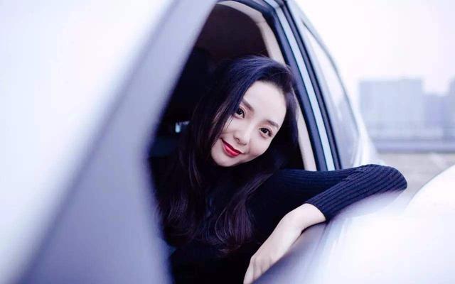 江苏“狠人”女司机上路，车尾挂横幅，写8个大字无人敢惹