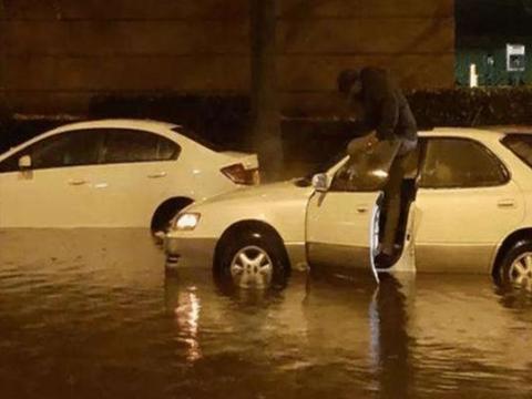 为何车主宁愿车在车里泡着，也不去挪车？保险公司：都是聪明人