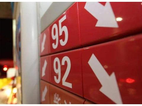 92号汽油和95号汽油相差多大？加油工说出答案，车主直呼加错油