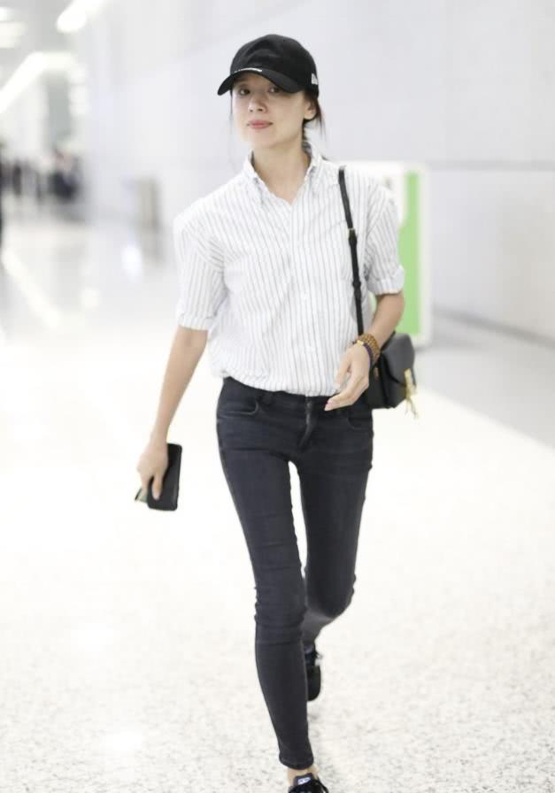 董洁身材状态真好,穿裹身牛仔裤腿上没赘肉,打扮显"嫩
