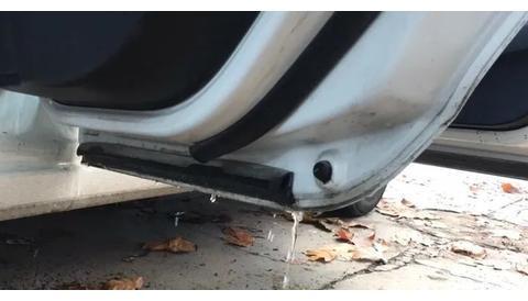 汽车上排水孔，比较“隐蔽”，一旦堵塞，爱车也会遭殃