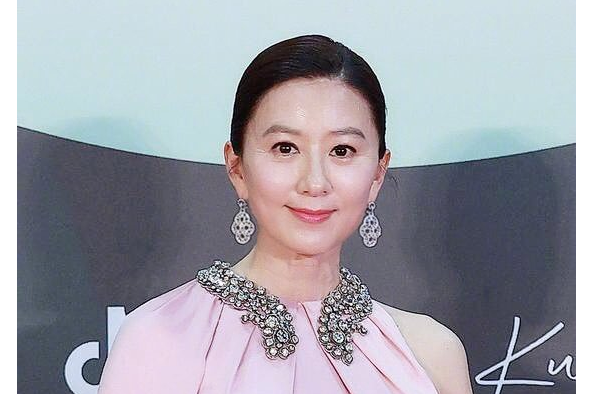 百想大赏女星图鉴:金喜爱与“小三”比美,孙艺珍“撇”玄彬独美