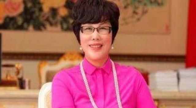浙江女拖拉机手,逆袭成千亿富豪后,为鼓励员工