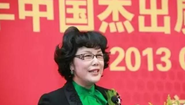 浙江女拖拉机手,逆袭成千亿富豪后,为鼓励员工