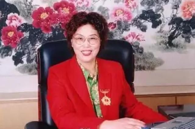 浙江女拖拉机手,逆袭成千亿富豪后,为鼓励员工