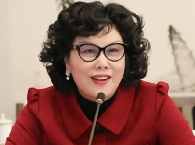 浙江女拖拉机手,逆袭成千亿富豪后,为鼓励员工