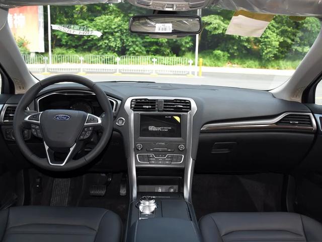 买新能源中型车的人,除了续航,还看中这几点