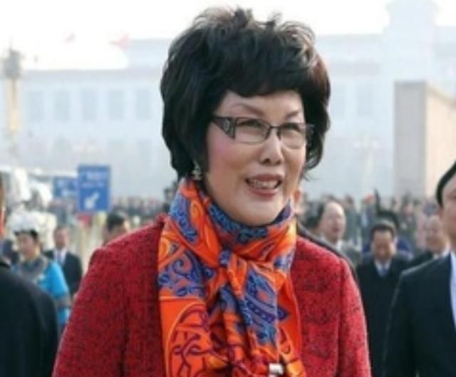 浙江女拖拉机手,逆袭成千亿富豪后,为鼓励员工