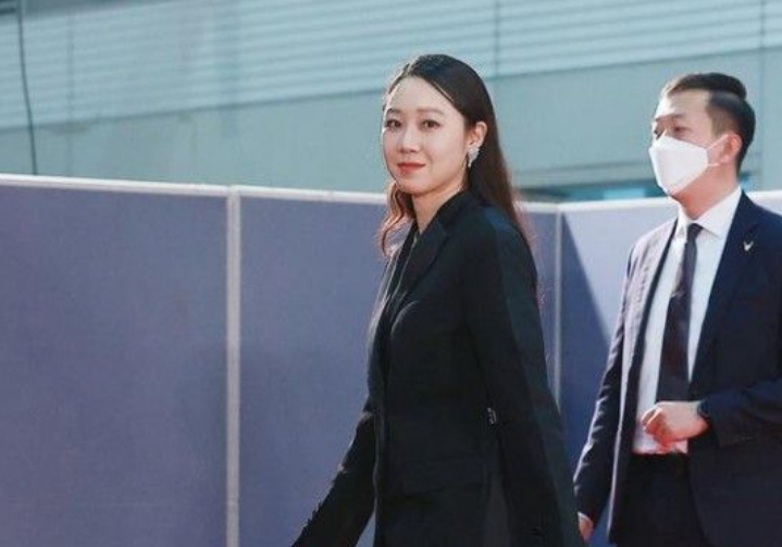 百想大赏女星图鉴:金喜爱与“小三”比美,孙艺珍“撇”玄彬独美