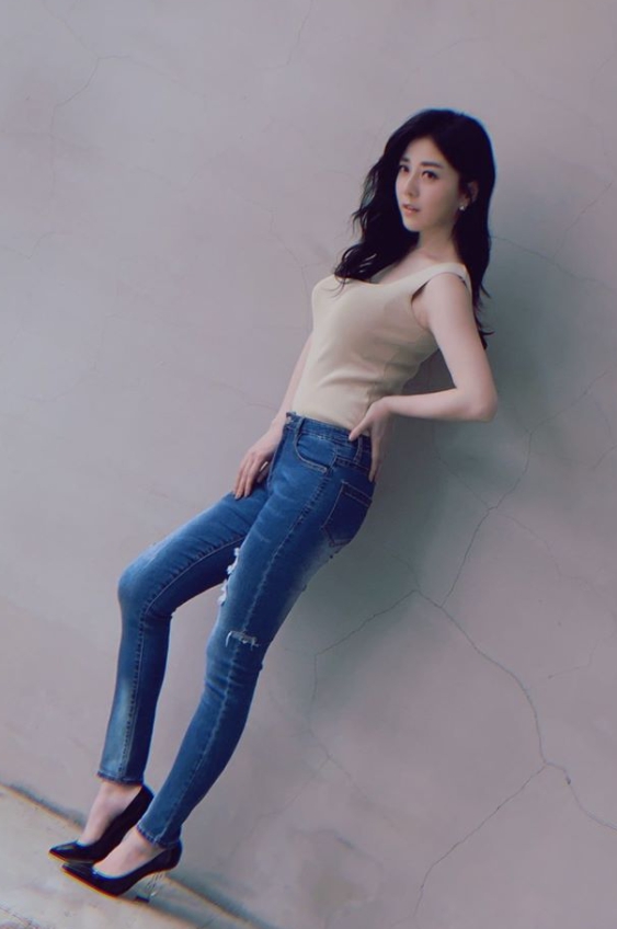 差太多?40岁韩瑜素颜照疯传,网友惊叹:太离谱!