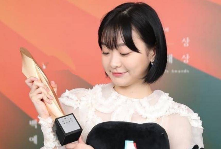 百想大赏女星图鉴:金喜爱与“小三”比美,孙艺珍“撇”玄彬独美