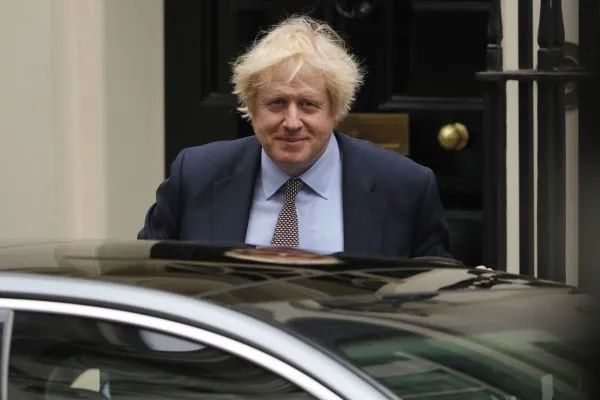 ▲6月3日,英国首相鲍里斯·约翰逊离开伦敦唐宁街10号首相府,前往议会进行首相问答。(新华社)
