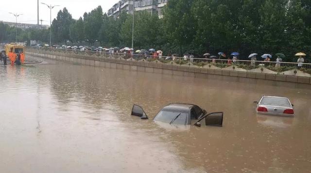 广州暴雨后,车主为防淹齐秀神招,网友:九年义务教育真没白上