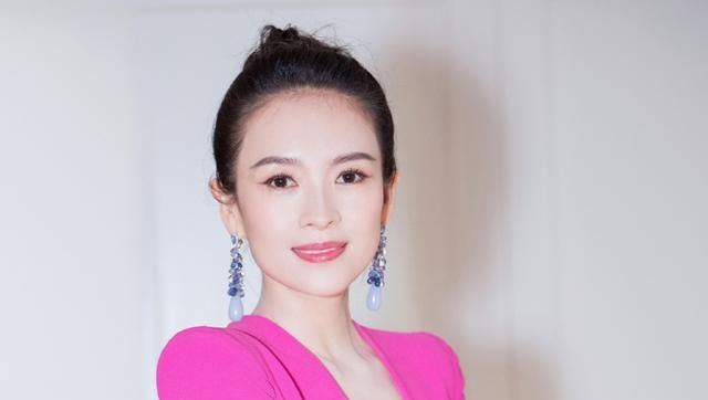 章子怡汪峰外出聚餐,一家4口同框,小苹果与醒醒状态不同引热议
