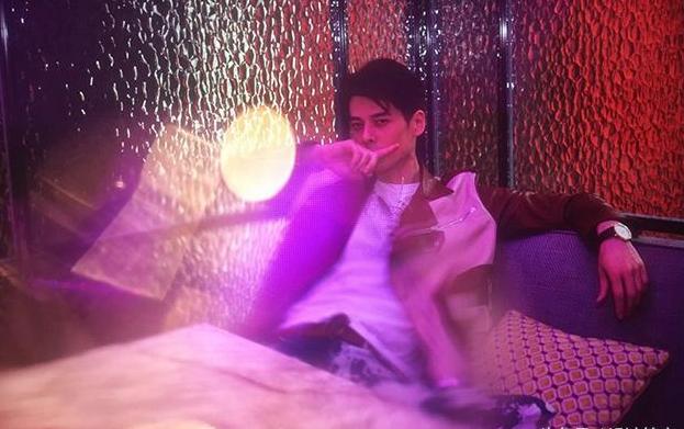 带你看看郭品超现实的家,家里装修很普通,不过有超霸气K歌房