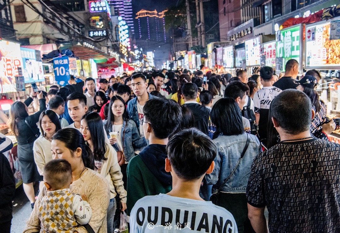 南宁有一条最受欢迎的地摊街 夜晚游客如织