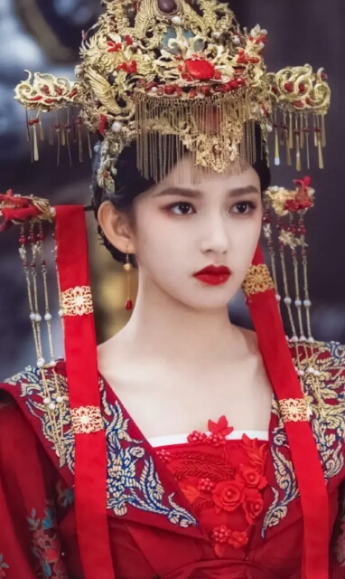 女主红衣造型比拼，赵露思霸气蒋依依可爱程潇认不出