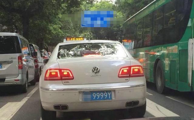 开着百万辉腾冒充桑塔纳,路人一眼识破,车牌太特别了