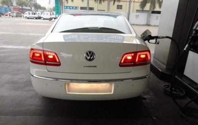 开着百万辉腾冒充桑塔纳,路人一眼识破,车牌太特别了