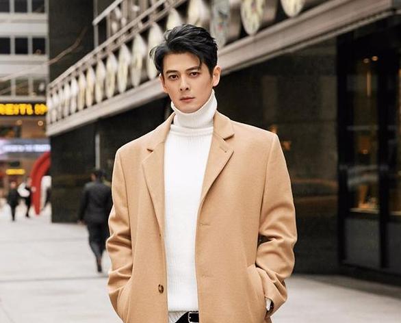 带你看看郭品超现实的家,家里装修很普通,不过有超霸气K歌房