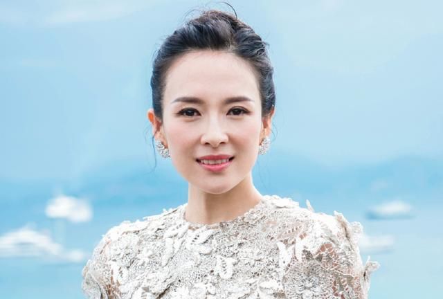 章子怡汪峰外出聚餐,一家4口同框,小苹果与醒醒状态不同引热议