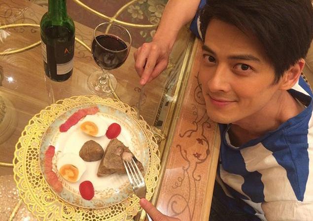 带你看看郭品超现实的家,家里装修很普通,不过有超霸气K歌房