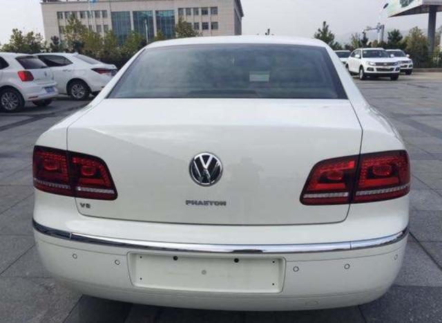 开着百万辉腾冒充桑塔纳,路人一眼识破,车牌太特别了