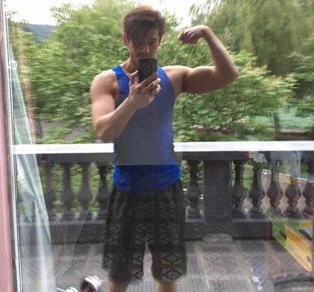 带你看看郭品超现实的家,家里装修很普通,不过有超霸气K歌房