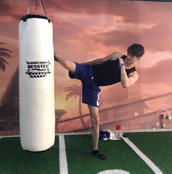 带你看看郭品超现实的家,家里装修很普通,不过有超霸气K歌房