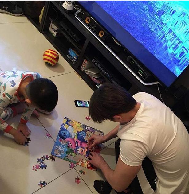 带你看看郭品超现实的家,家里装修很普通,不过有超霸气K歌房