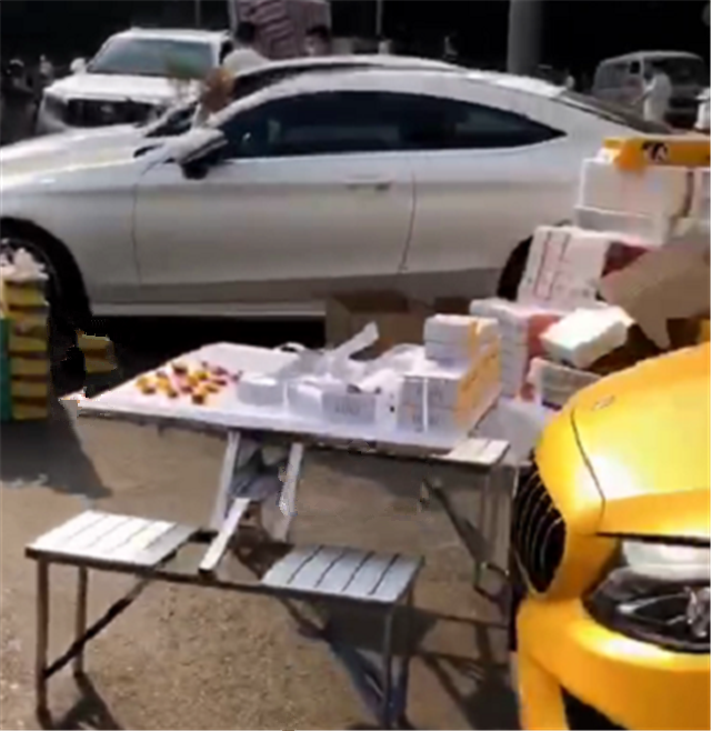 清一色奔驰摆地摊,全是C级,车价6位数,车主们都卖餐巾纸