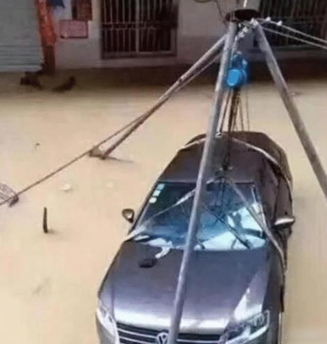 广州暴雨后,车主为防淹齐秀神招,网友:九年义务教育真没白上