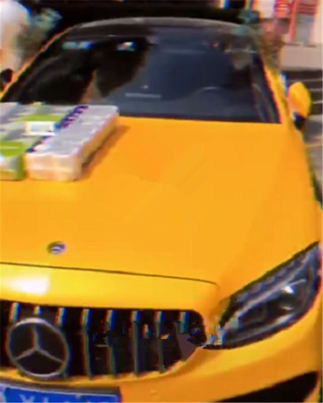 清一色奔驰摆地摊,全是C级,车价6位数,车主们都卖餐巾纸