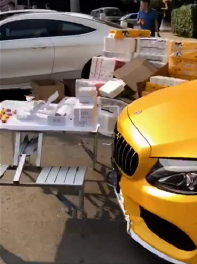 清一色奔驰摆地摊,全是C级,车价6位数,车主们都卖餐巾纸