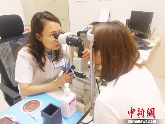 资料图:近视患者检查视力。 黄丹 摄
