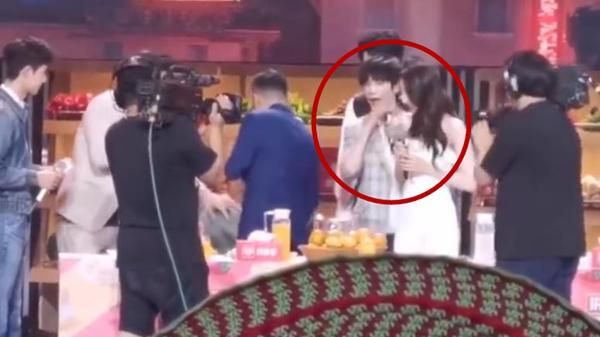 迪丽热巴直播遭男粉求婚,汪涵及时控场!大张伟的反应太爷们