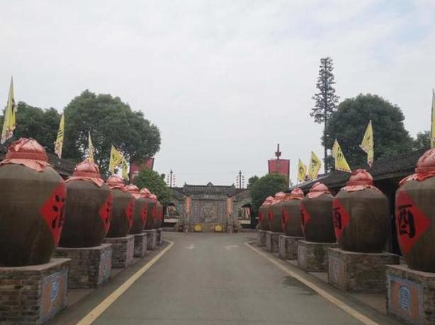 成都一座千年古村,酿造被遗忘的梁国酒,游客在此居住土坯房