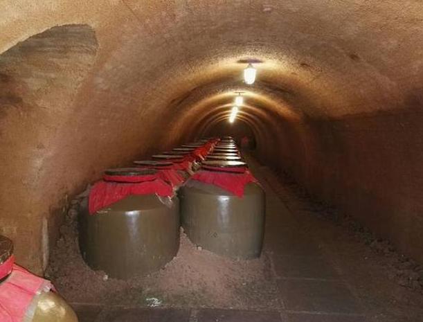 成都一座千年古村,酿造被遗忘的梁国酒,游客在此居住土坯房