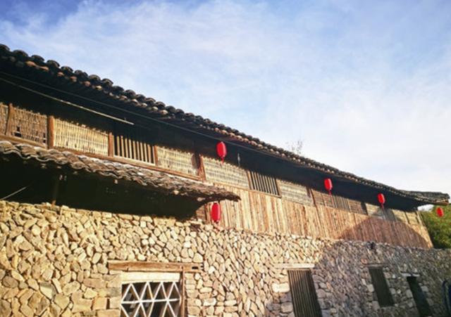 成都一座千年古村,酿造被遗忘的梁国酒,游客在此居住土坯房