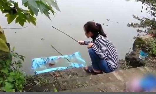 女子用简陋的渔具钓上大鱼 高兴得尖叫了起来