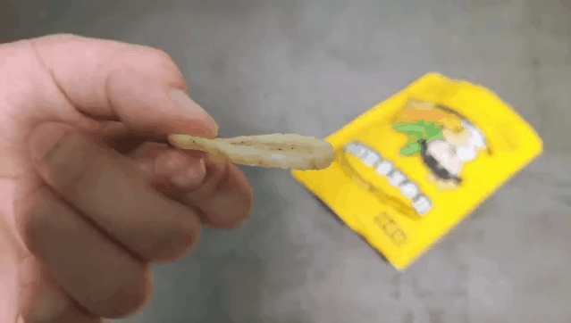 烤成酥脆的香蕉片,咬起来咔滋咔滋的,特别上头,酥脆程度堪比薯片